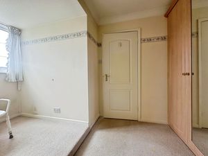 Walk in wardrobe- click for photo gallery
